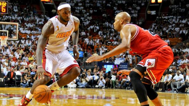 LeBron James (li.) und seine Heat feierten einen Saisonauftakt nach Maß.
