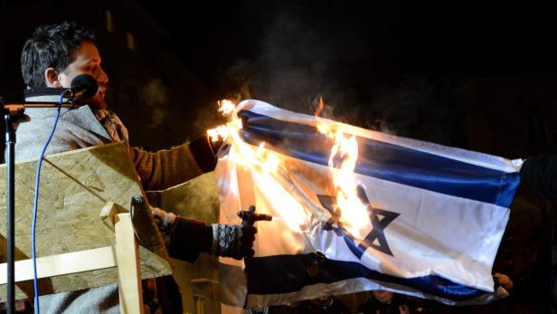 Parteigründer Balazs Lenhardt - beim Verbrennen einer israelischen Flagge.