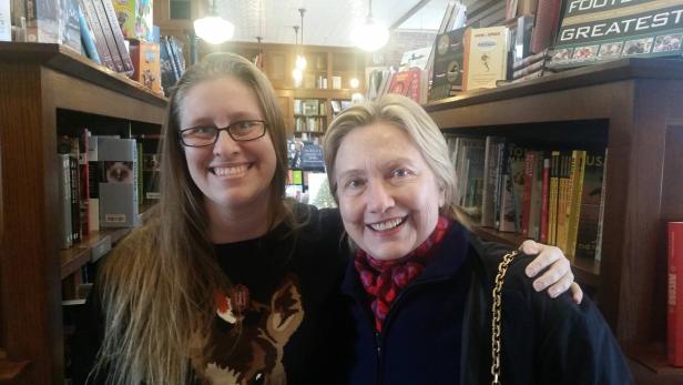 Frau trifft Hillary Clinton in Buchgeschäft