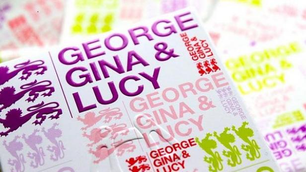 Ein Puzzlespiel mit dem Aufdruck „George Gina & Lucy“ in verschiedenen Farben.