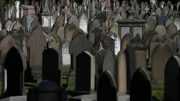 Ein Friedhof mit vielen alten Grabsteinen.