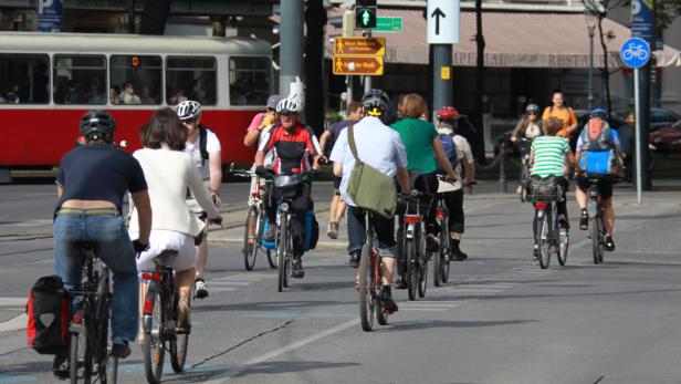 Eine Gruppe von Radfahrern fährt auf einer Straße in Wien.