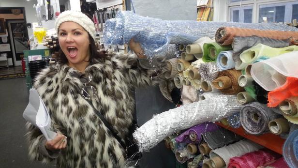 Schirmherrin Anna Netrebko bei der Stoffauswahl für &quot;Die Schneekönigin&quot;