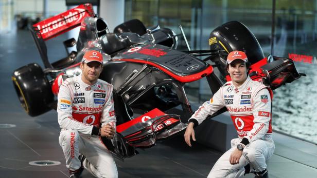 Jenson Button und Sergio Perez mit ihrem neuen Arbeitsgerät.