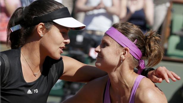 Zwei Tennisspielerinnen umarmen sich nach einem Match.