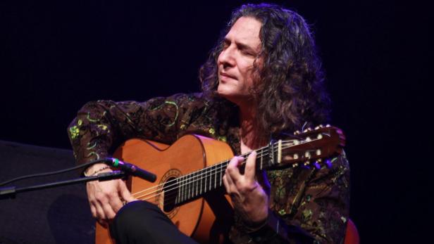 epa03492387 Spanish flamenco guitarrist Jose Fernandez Torres &#039;Tomatito&#039; performs during a concert at Adela Reta auditorium in Montevideo, Uruguay, 30 November 2012. EPA/IVAN FRANCO