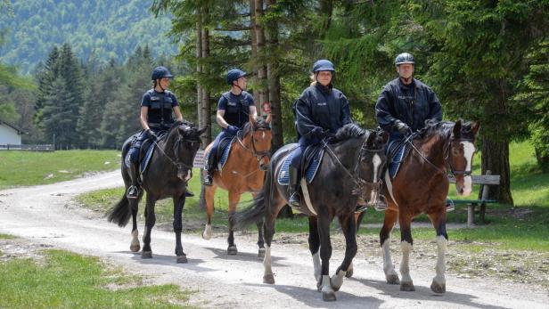 Deutsche Polizisten zu Pferd in den Tiroler Alpen