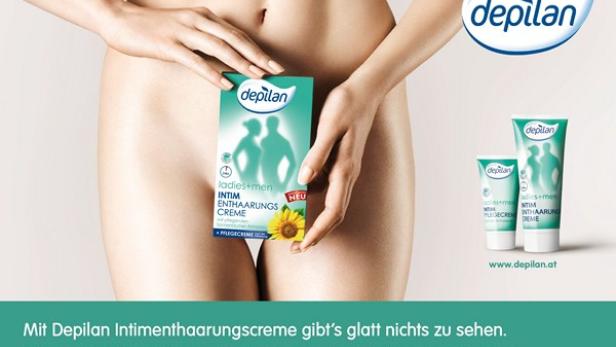 Eine Frau hält eine Packung Depilan Intim Enthaarungscreme vor ihren Intimbereich.