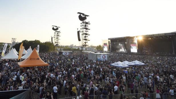 Am frühen Abend hat sich das Festivalgelände auf der Donauinsel einigermaßen gefüllt. Der Veranstalter spricht von 30.000 Besuchern.