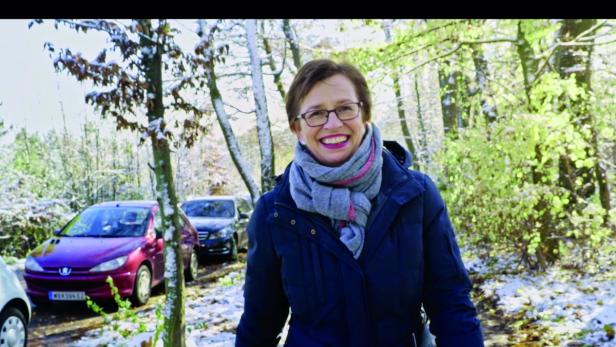 Spazieren im Schnee: Van der Bellens Ehefrau Doris Schmidauer ist seit Mittwoch selbst Werberin im Wahlkampf