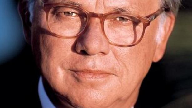 Ein Porträt von Helmut Kohl mit Brille und Anzug.