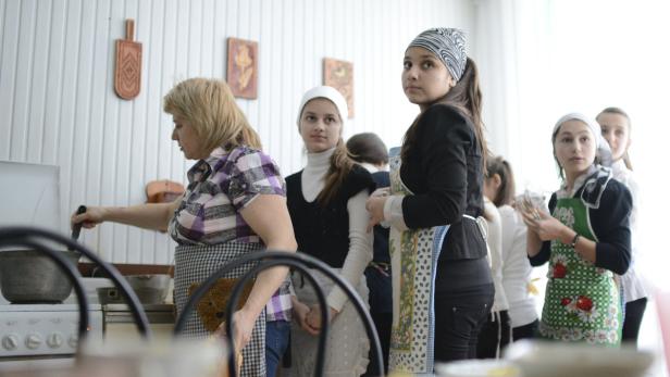 Gezielte Förderung für Mädchen: Moldawische Schülerinnen bei einem von der Caritas unterstützten Projekt in Chisinau