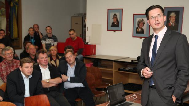 Bürgermeister Stefan Schmuckenschlager beim Infoabend der Feuerwehr Weidling