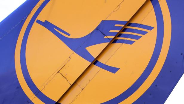Das Heck einer Lufthansa-Maschine mit dem Kranich-Logo.
