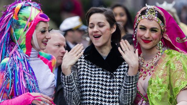 USA HASTY PUDDING WOMAN OF THE YEAR 2013 Marion Cotillard mit zwei kostümierten Personen bei einer Veranstaltung.