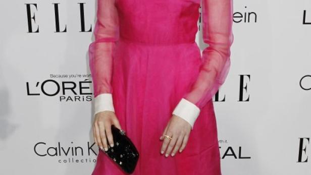 Actress Emma Stone arrives as a guest at the 19th Annual ELLE Women in Hollywood dinner in Beverly Hills, Callifornia October 15, 2012. The event honors women who have had a profound impact on the film industry. REUTERS/Fred Prouser (UNITED STATES - Tags: ENTERTAINMENT)