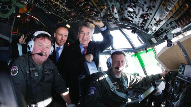 Minister Klug und Bundespräsident Heinz Fischer im Cockpit einer fast 50 Jahre alten Herkules-Transportmaschine auf dem Flug nach Bosnien