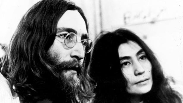 Ein Schwarzweißporträt von John Lennon und Yoko Ono.