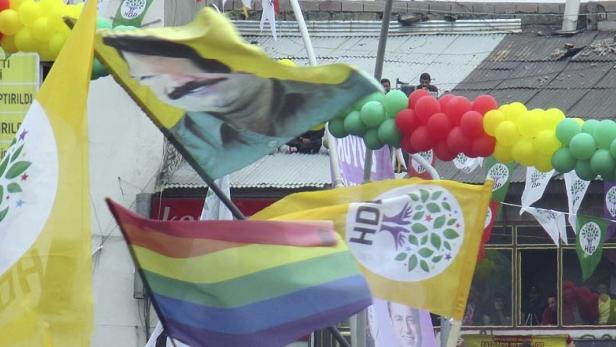 Eine politische Kundgebung mit Fahnen, Ballons und Transparenten.