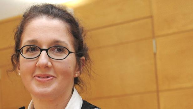 Die entlassene Referatsleiterin Monika Rathgeber kämpft vor Gericht um Wiedereinstellung.