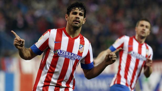 Diego Costa, im Trikot von Atlético Madrid, gestikuliert auf dem Spielfeld.