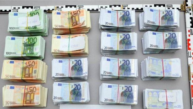 Mehrere Bündel mit Euro-Banknoten unterschiedlicher Stückelungen liegen auf einem Tisch.
