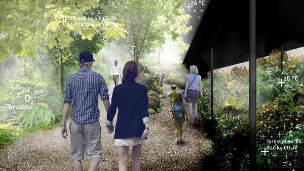 Menschen spazieren auf einem Weg durch eine grüne Parkanlage mit Bäumen und Pflanzen.