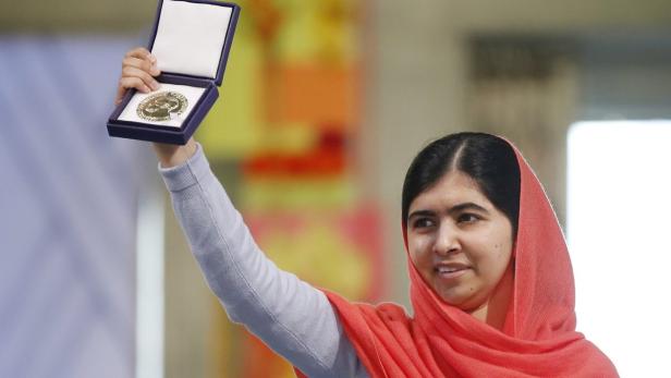 Malala Yousafzai hält ihre Friedensnobelpreis-Medaille hoch.