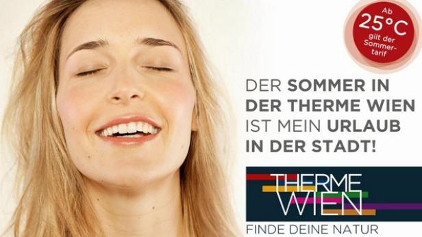 Eine lächelnde Frau mit geschlossenen Augen vor dem Hintergrund der Werbung für die Therme Wien.