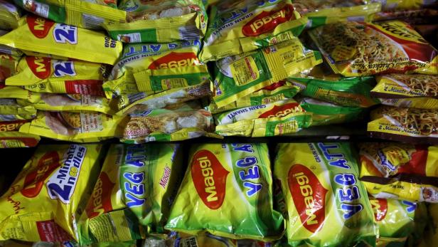 Maggi, von Bollywood-Filmstars beworben, ist seit Jahrzehnten Marktführer im weitbevölkerungsreichsten Land der Erde.