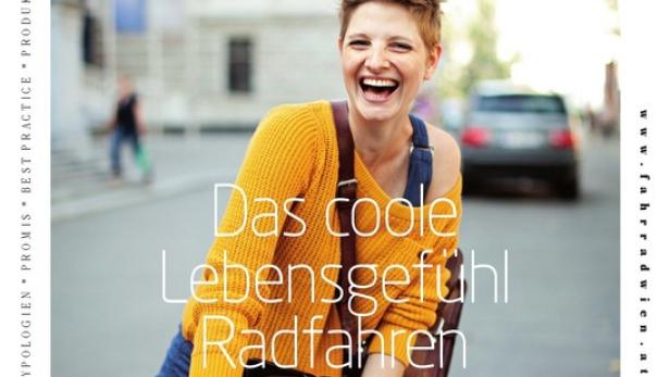 Eine lachende Frau fährt mit dem Fahrrad in der Stadt.
