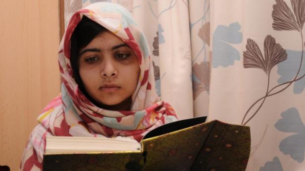Malala Yousafzai liest ein Buch.