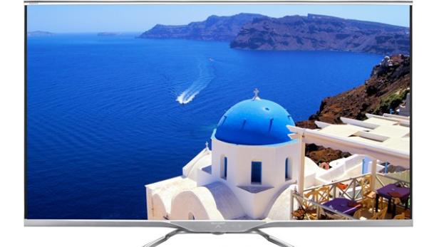 Ein Fernseher zeigt eine malerische Ansicht von Santorini, Griechenland.
