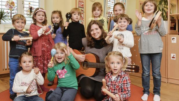 Patricia Pammer musiziert gerne mit den Kindern im KIWI-Kindergarten