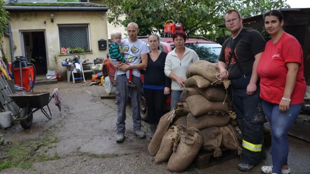 Aufräumarbeiten nach dem Hochwasser: Familie Kollmann aus Wolfsthal
