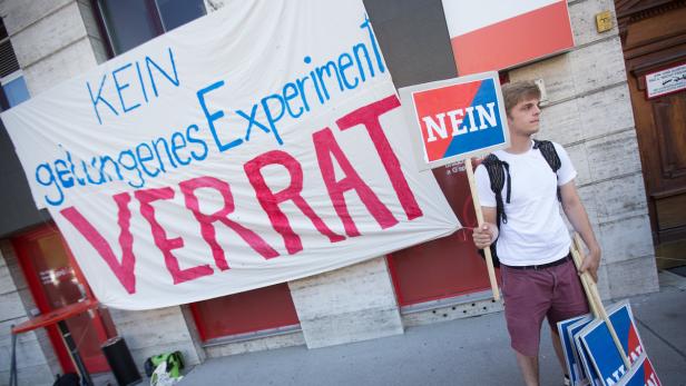 Verrat: Die Parteijugend demonstrierte vor der SPÖ-Parteizentrale in Wien – alleine es half ihnen nicht.