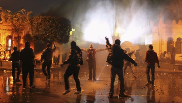 In der Nacht auf Samstag haben sich Demonstranten vor dem Präsidentenpalast in Kairo versammelt.