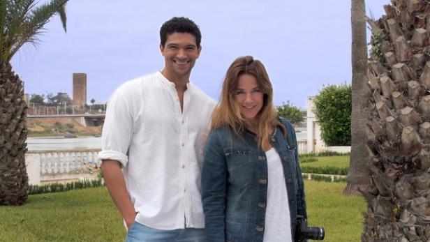 Ein Mann und eine Frau posieren vor dem Hassan-Turm in Rabat, Marokko.