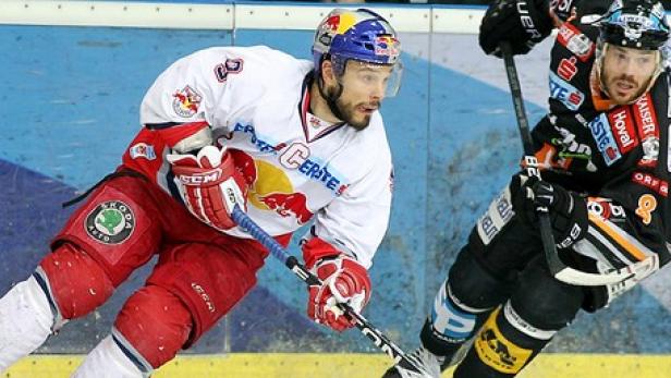 Zwei Eishockeyspieler in Aktion auf dem Eis.