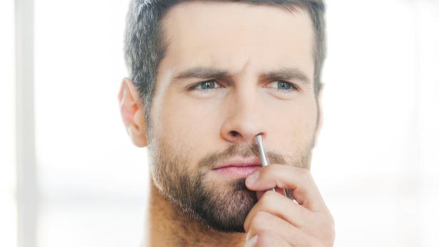 Vor allem Männer entfernen gerne überlange Haare aus der Nase.