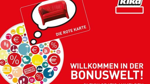 Eine Kika-Werbung mit dem Slogan „Willkommen in der Bonuswelt!“ und einer roten Couch als Bonuskarte.