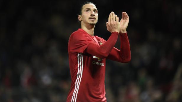 Zlatan Ibrahimovic wird zum besten schwedischen Fußballer geehrt.