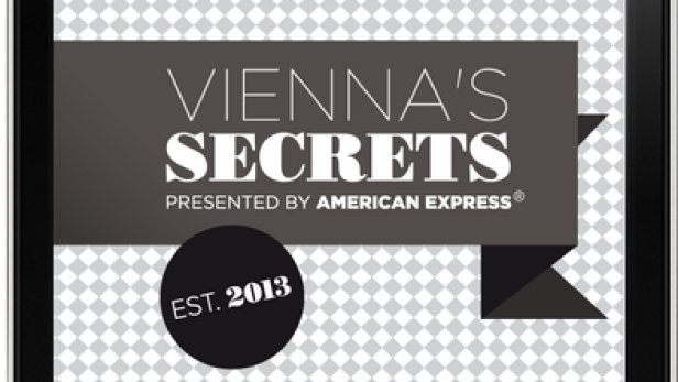 Auf dem Bildschirm eines iPhones wird „Vienna's Secrets, presented by American Express“ beworben.