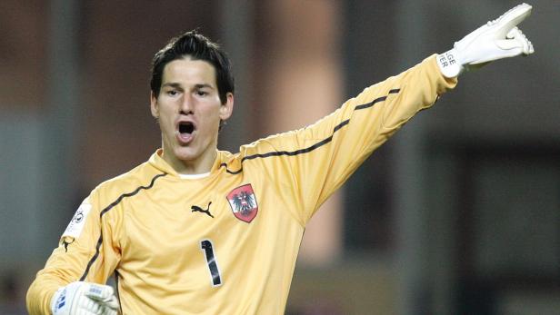 Die oesterreichische Fussballnationalmannschaft gewann am Mittwoch, dem 30. Maerz 2005, das WM Qualifikationsspiel gegen Wales mit 1-0. Im Bild Tormann Helge Payer waehrend des Spiels. REUTERS/Leonhard Foeger REUTERS