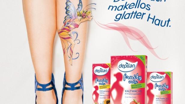 Beine einer Frau mit Sandaletten und einem Tattoo, umgeben von Depilan-Produkten und Früchten.