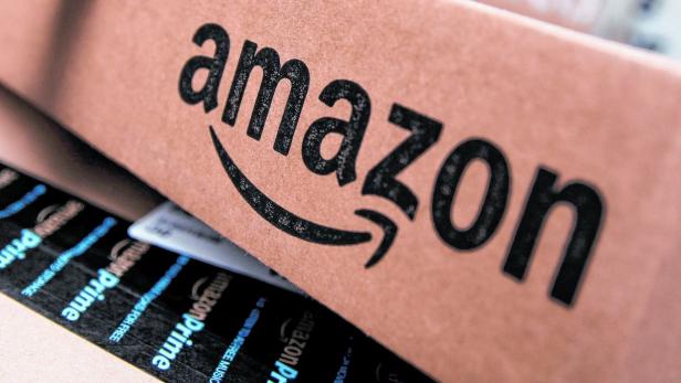 Nahaufnahme eines Amazon-Pakets mit dem Amazon-Logo.