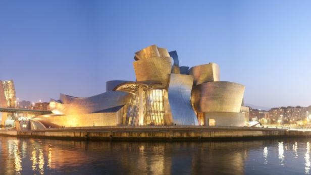 Das Guggenheim-Museum Bilbao und die Puente de La Salve bei Dämmerung.