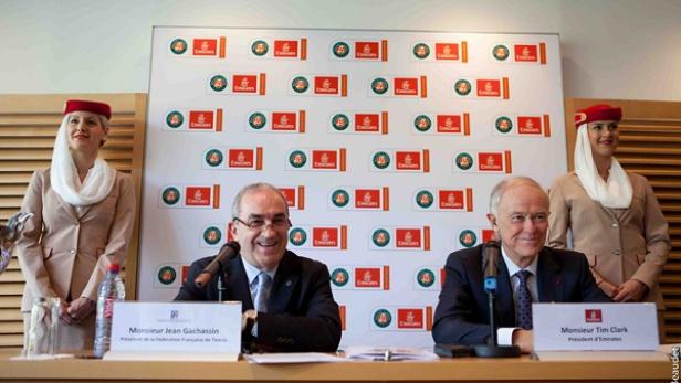 Jean Gachassin und Tim Clark bei einer Pressekonferenz mit Emirates-Flugbegleiterinnen im Hintergrund.