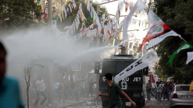 Trotz Bomben, Tränengas und Wasserwerfern blieben die Massen friedlich