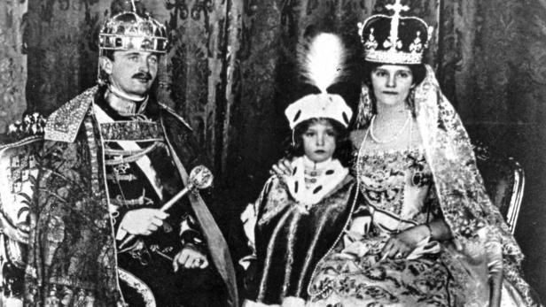 Kaiser Karl, Zita, Kronprinz Otto und die ungarische Krone (1916).